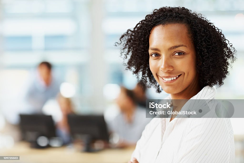 Retrato de la sonriente executive con colegas en el fondo - Foto de stock de Africano-americano libre de derechos