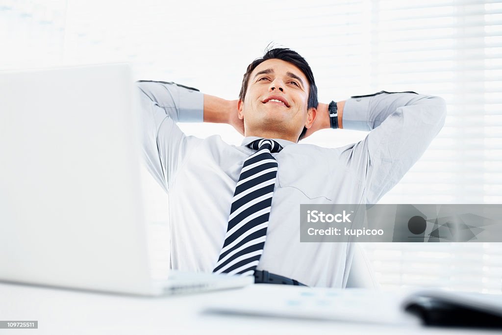 Lächelnd gut aussehend Geschäftsmann entspannt im Büro - Lizenzfrei Arbeiten Stock-Foto