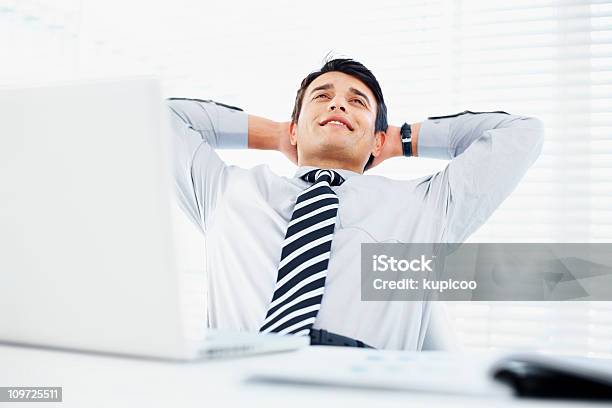 Lächelnd Gut Aussehend Geschäftsmann Entspannt Im Büro Stockfoto und mehr Bilder von Arbeiten