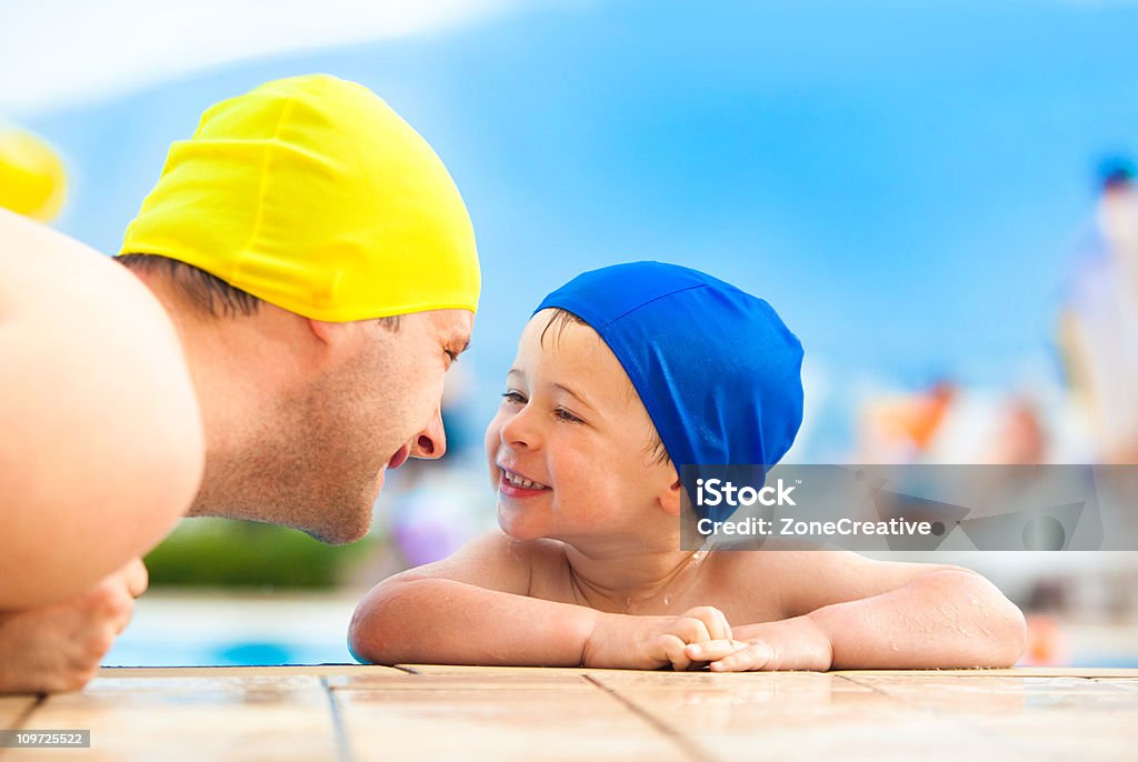 Criança sorridente olhar Pai na piscina - Royalty-free Adulto Foto de stock