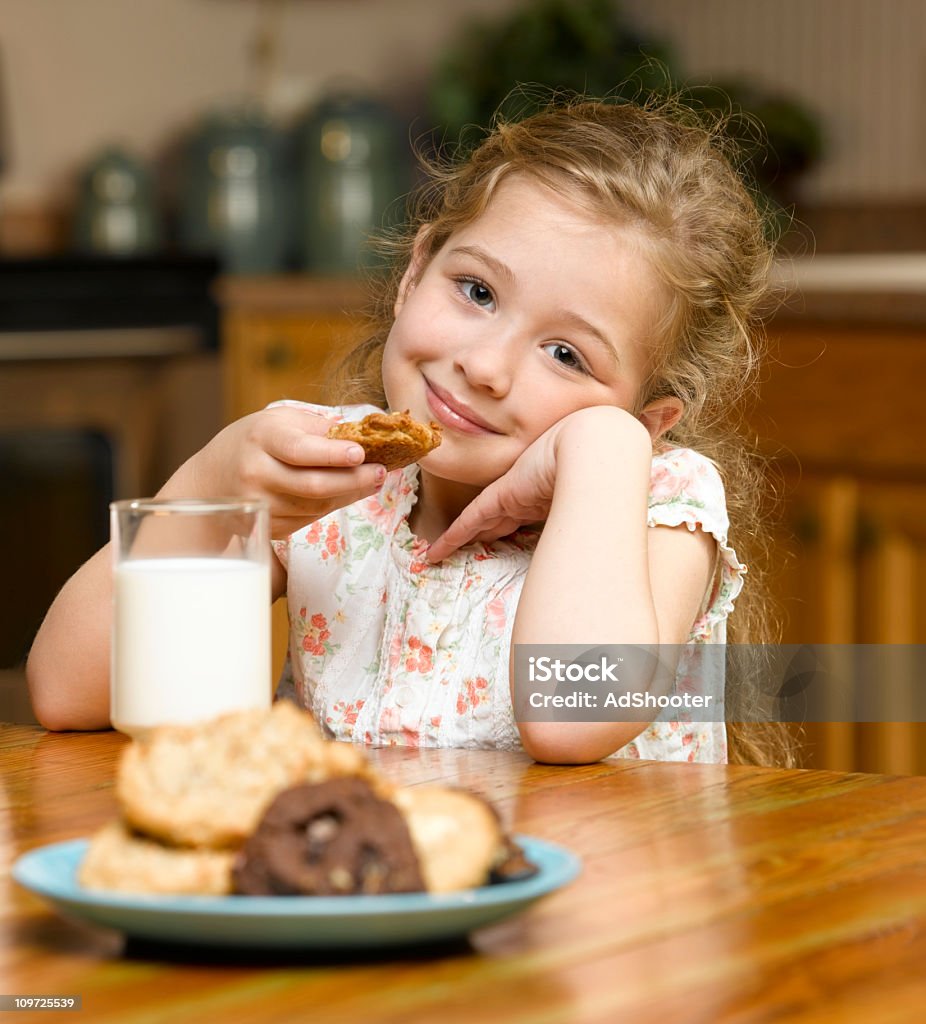 Cô Bé Ăn Bánh Quy Và Sữa Hình ảnh Sẵn có - Tải xuống Hình ảnh Ngay ...