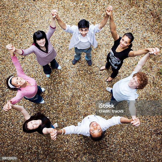 Adolescenti Studenti Insieme - Fotografie stock e altre immagini di Adolescente - Adolescente, Cerchio, Braccia alzate