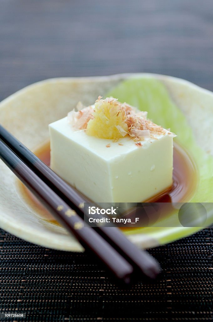 Tofu com molho de gengibre ralado e fatias de Bonito seco - Foto de stock de Alimentação Saudável royalty-free