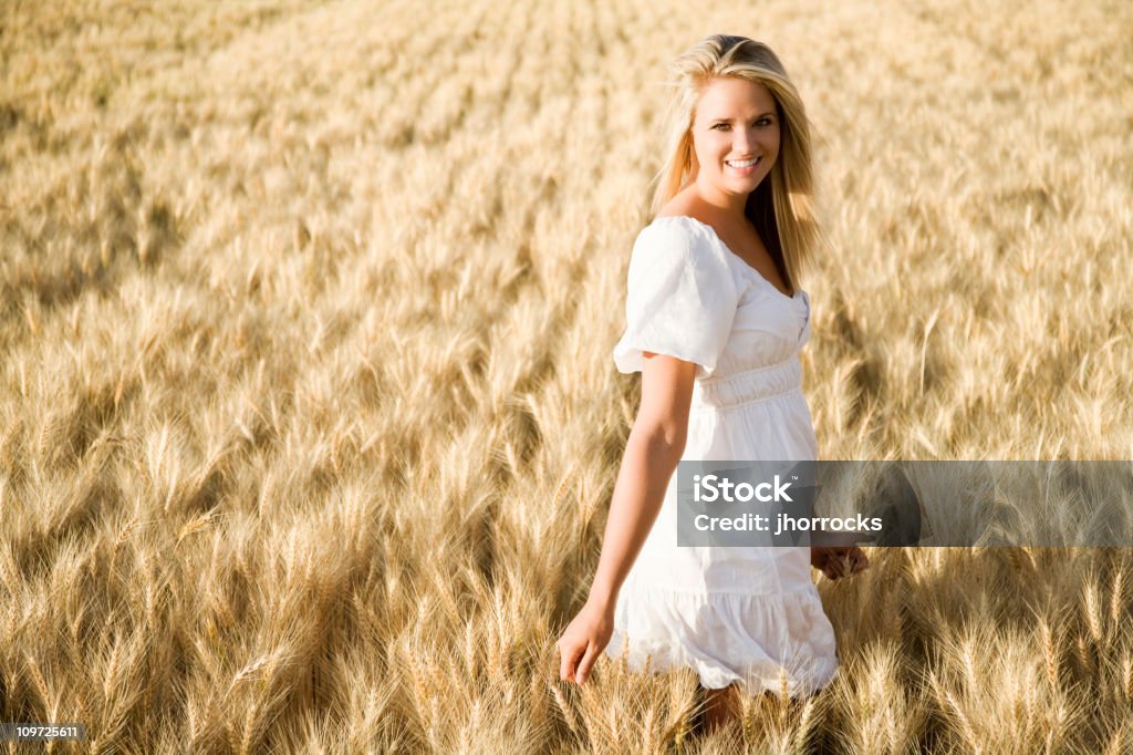 Rubia belleza en el campo de trigo - Foto de stock de 18-19 años libre de derechos