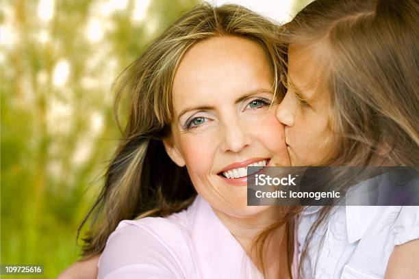 Foto de União e mais fotos de stock de Abraçar - Abraçar, Adulto, Amor