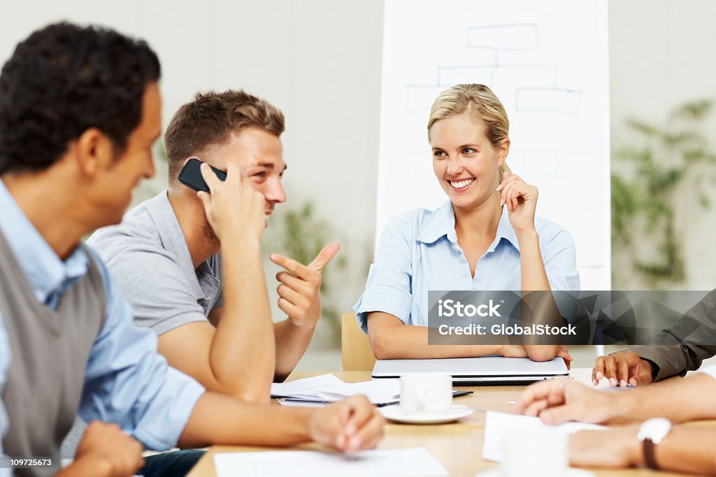 Бизнесмен, говорящий по cellphone в середине встреч - Стоковые фото 20-24 года роялти-фри