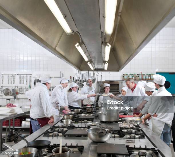 Foto de Chef Treinamento Em Aula De Culinária e mais fotos de stock de Estagiário - Estagiário, Cozinhar, Chef de cozinha