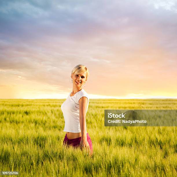 Pure Freude Stockfoto und mehr Bilder von Fluchtpunkt - Fluchtpunkt, Frauen, Glänzend