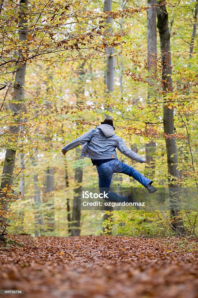 Heureux homme sautant dans - Photo de Activité de loisirs libre de droits