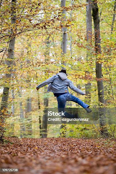 Uomo Felice Saltando In - Fotografie stock e altre immagini di Abbigliamento casual - Abbigliamento casual, Adulto, Albero