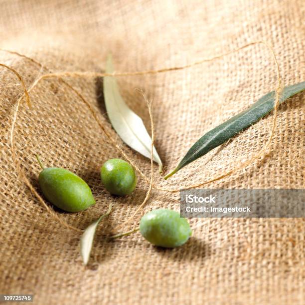 Azeitonas Verdes No Saco - Fotografias de stock e mais imagens de Aniagem de Cânhamo - Aniagem de Cânhamo, Azeitona, Azeitona Verde