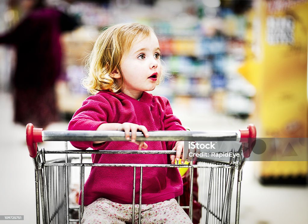 オープン不敵スーパーマーケットの少女 - 子供のロイヤリティフリーストックフォト