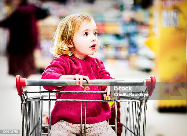 Openmouthed Supermarket Dziewczyna - zdjęcia stockowe i więcej obrazów Dziecko - Dziecko, Koszyk sklepowy, Supermarket