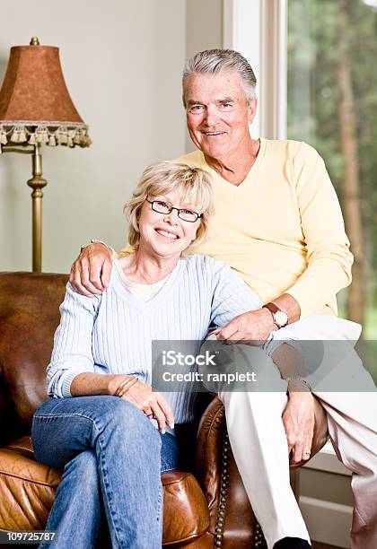 快適な年配のカップルが自宅で - 2人のストックフォトや画像を多数ご用意 - 2人, 60-64歳, 60代