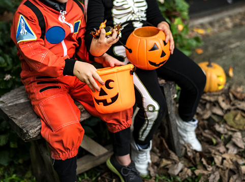 Niños pequeños truco o tratamiento en Halloween photo