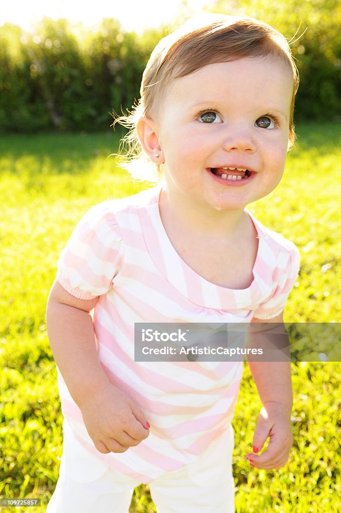 Menina bebê sorrindo e na grama - Foto de stock de 12-17 meses royalty-free