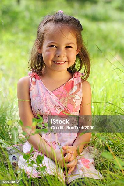 Foto de Garota Verde e mais fotos de stock de 4-5 Anos - 4-5 Anos, Ajoelhar, Criança