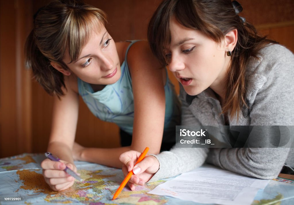Due ragazze guardando la mappa - Foto stock royalty-free di Planisfero