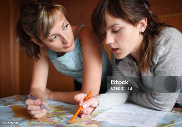 Due Ragazze Guardando La Mappa - Fotografie stock e altre immagini di Planisfero - Planisfero, Carta geografica, Educazione