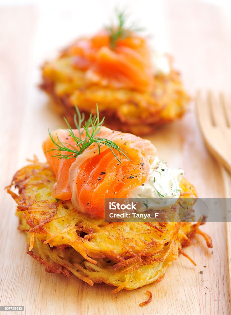 Patata Rosti sirve en el corte de madera - Foto de stock de Latke libre de derechos