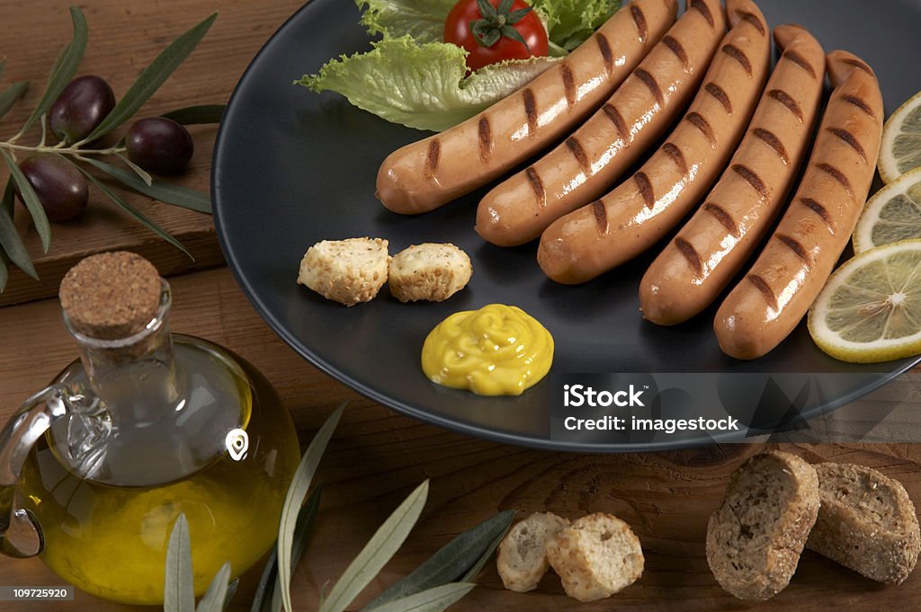 Placa com salsichas - Royalty-free Cachorro-quente Foto de stock