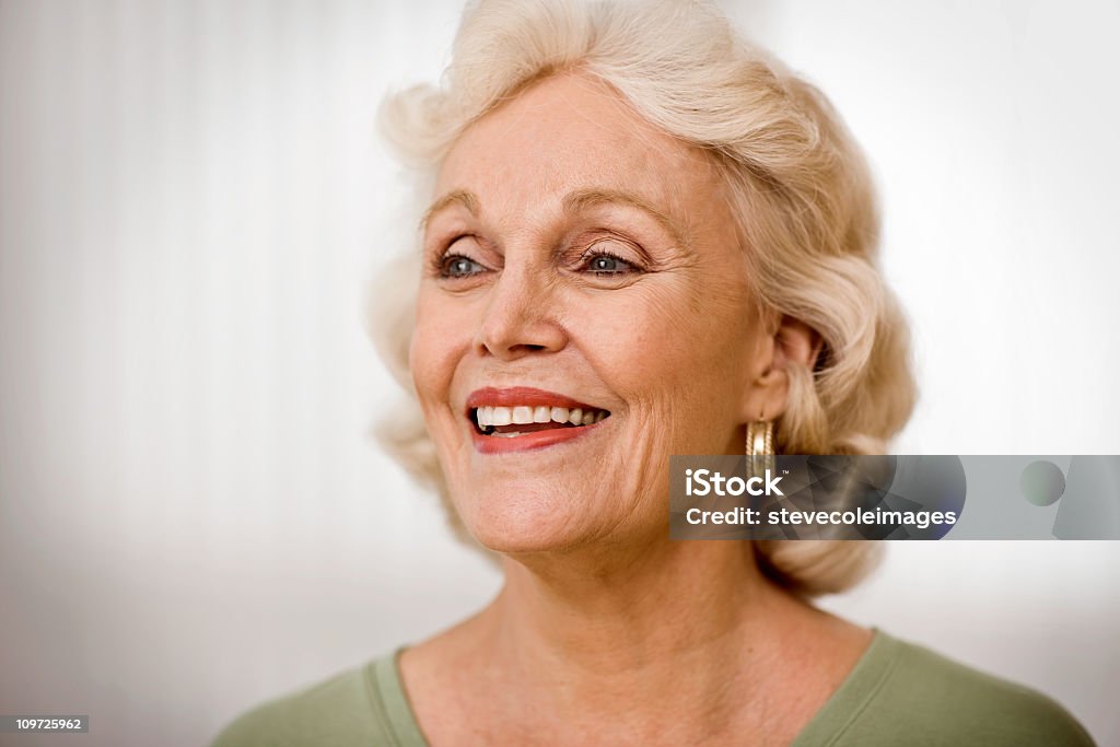 Ritratto di donna Senior - Foto stock royalty-free di 60-69 anni