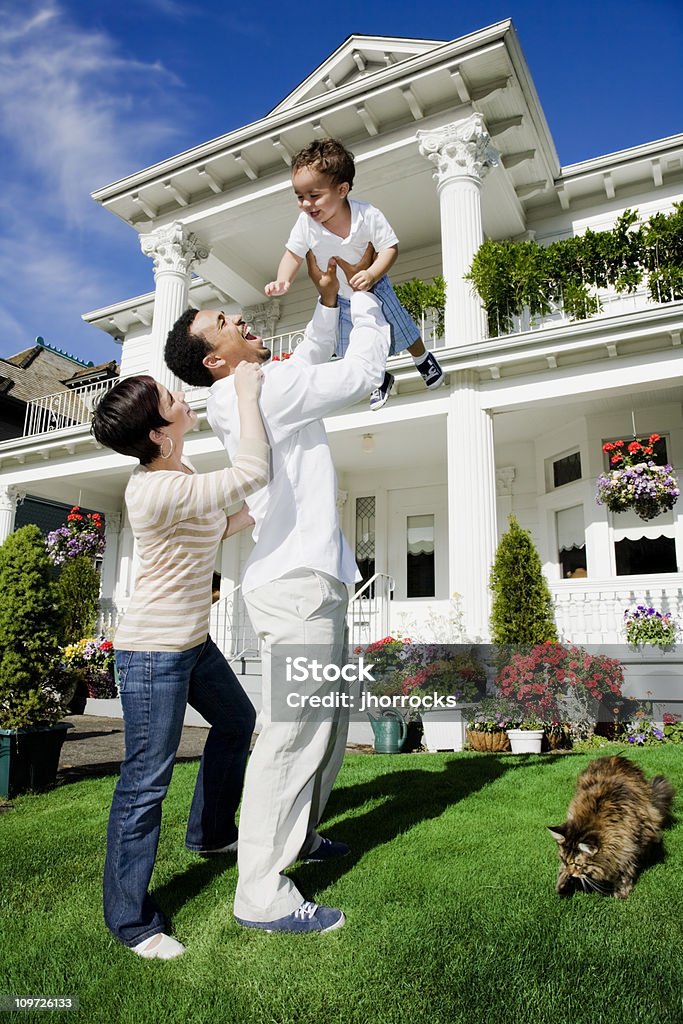 Famille heureuse de trois à la maison - Photo de Maison libre de droits