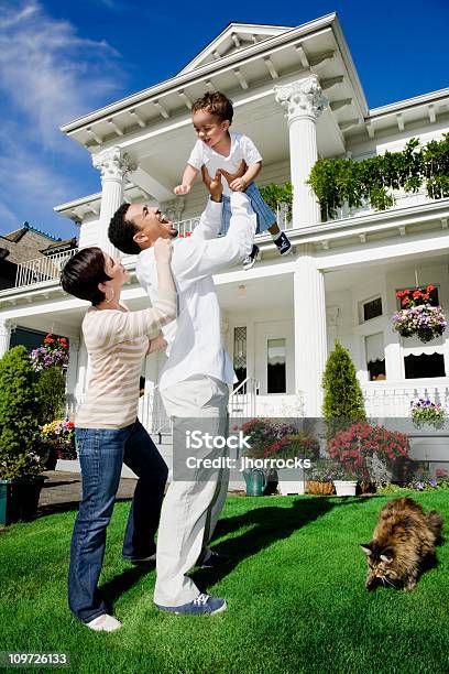 Szczęśliwa Rodzina Z Trzech W Domu - zdjęcia stockowe i więcej obrazów Dom - Budowla mieszkaniowa - Dom - Budowla mieszkaniowa, Afroamerykanin, Architektura