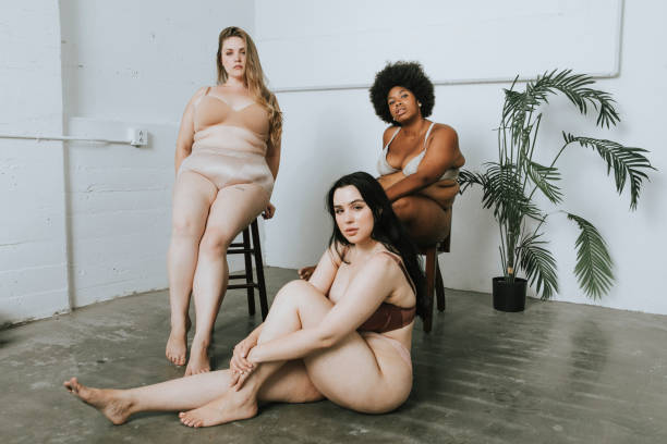 donne con fiducia e positività corporea - nudo foto e immagini stock