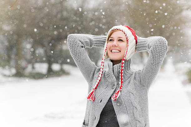 fröhlich europäischer abstammung junge frau im schnee-wetter, textfreiraum - beauty in nature women beautiful human teeth stock-fotos und bilder