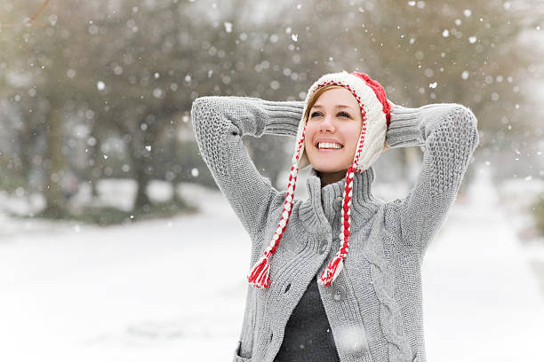 веселый кавказский молодая женщина в снегу погода, copy space - beauty in nature women beautiful human teeth стоковые фото и изображения