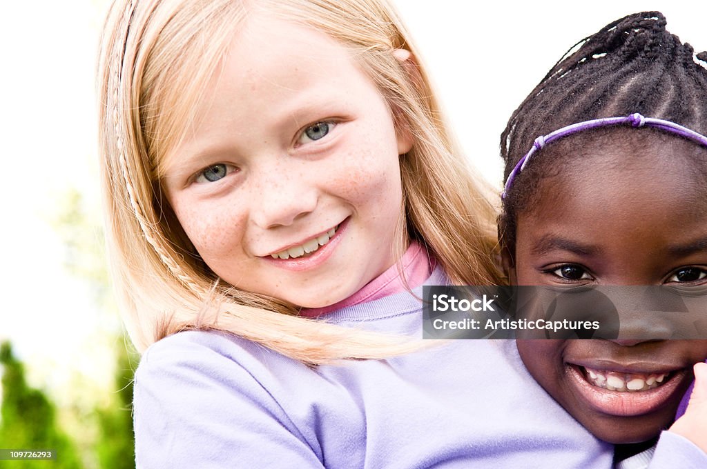 Две Счастливые девочки, улыбается и фигуру друг друга - Стоковые фото 6-7 лет роялти-фри