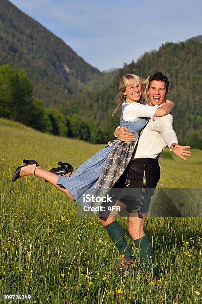 Sommer Lieben Schöne Paar In Traditioneller Tracht Stockfoto und mehr Bilder von Dirndl