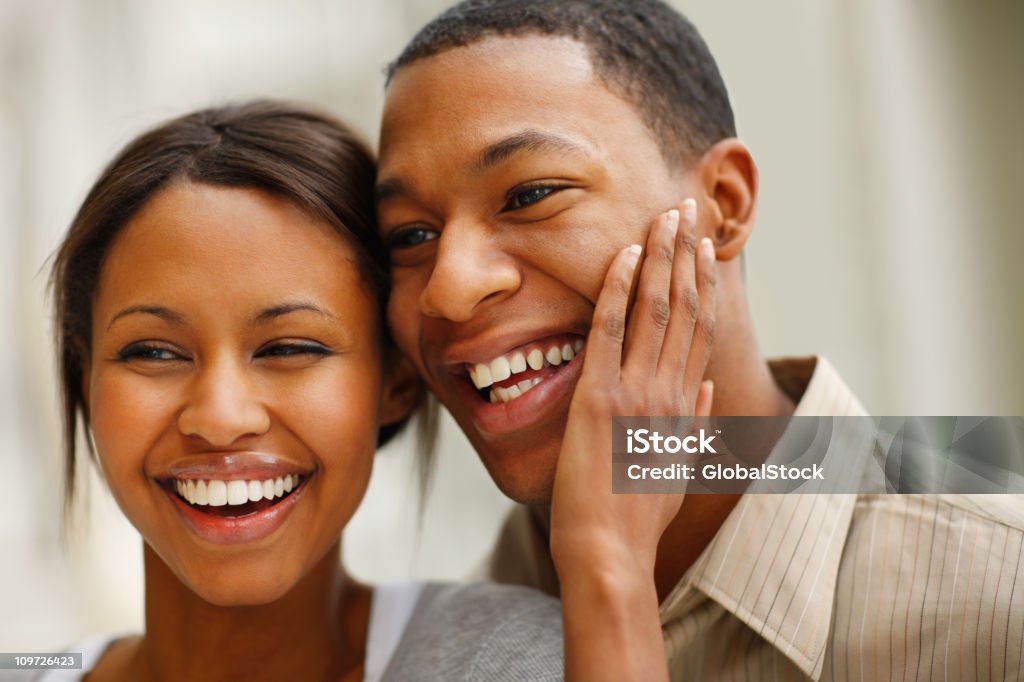 Romantica giovane coppia Ridere - Foto stock royalty-free di 20-24 anni