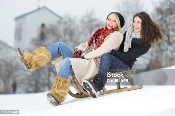 Diversão De Inverno De Lazer - Fotografias de stock e mais imagens de 20-24 Anos - 20-24 Anos, 20-29 Anos, Adolescente