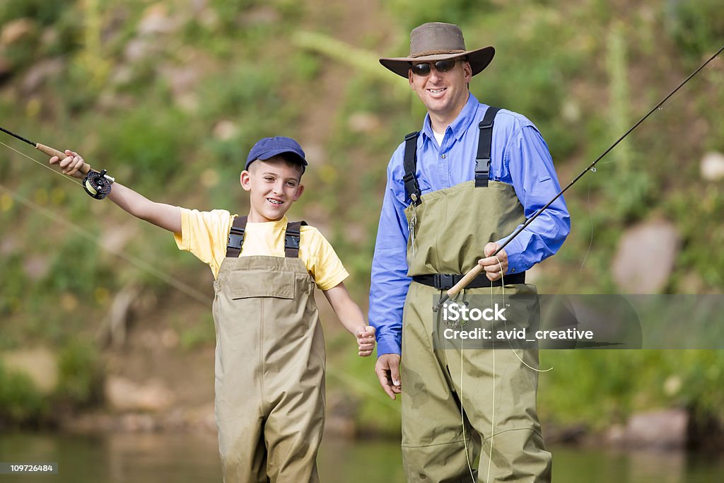 Pai e filho pescar juntos Fly - Foto de stock de Pescaria com Iscas Artificiais royalty-free