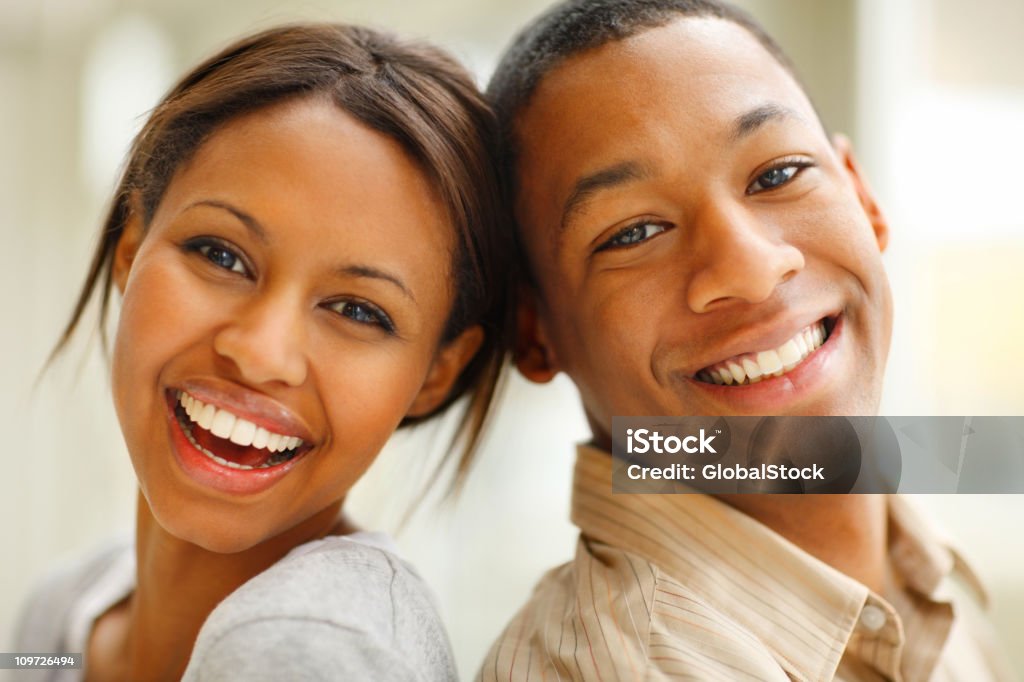 Romantique jeune couple souriant - Photo de Activité de loisirs libre de droits