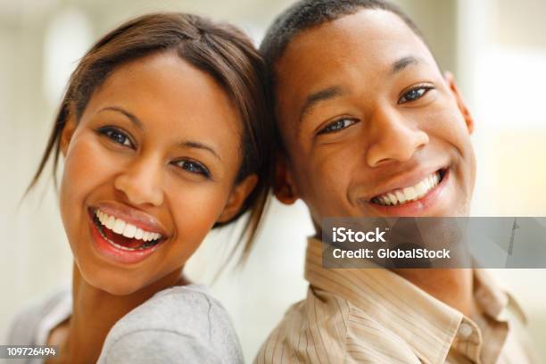 Photo libre de droit de Romantique Jeune Couple Souriant banque d'images et plus d'images libres de droit de Activité de loisirs - Activité de loisirs, Adulte, Affectueux