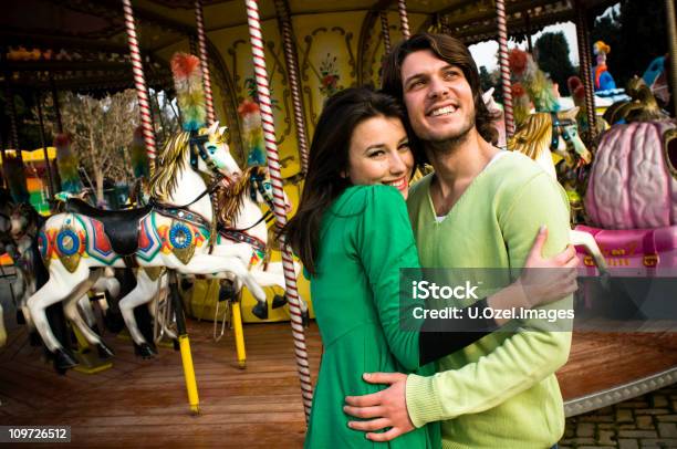 Amor En Un Carrusel Foto de stock y más banco de imágenes de Actividades recreativas - Actividades recreativas, Adulto, Adulto joven