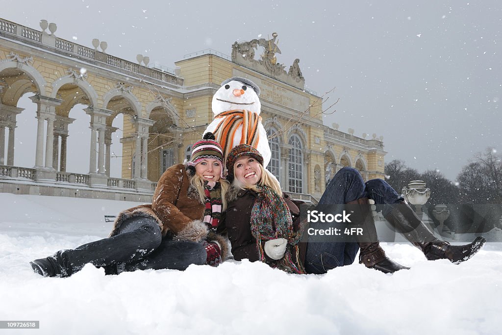 Zima zabawa-dwa piękny uśmiech kobiety z Bałwan śniegowy - Zbiór zdjęć royalty-free (20-29 lat)