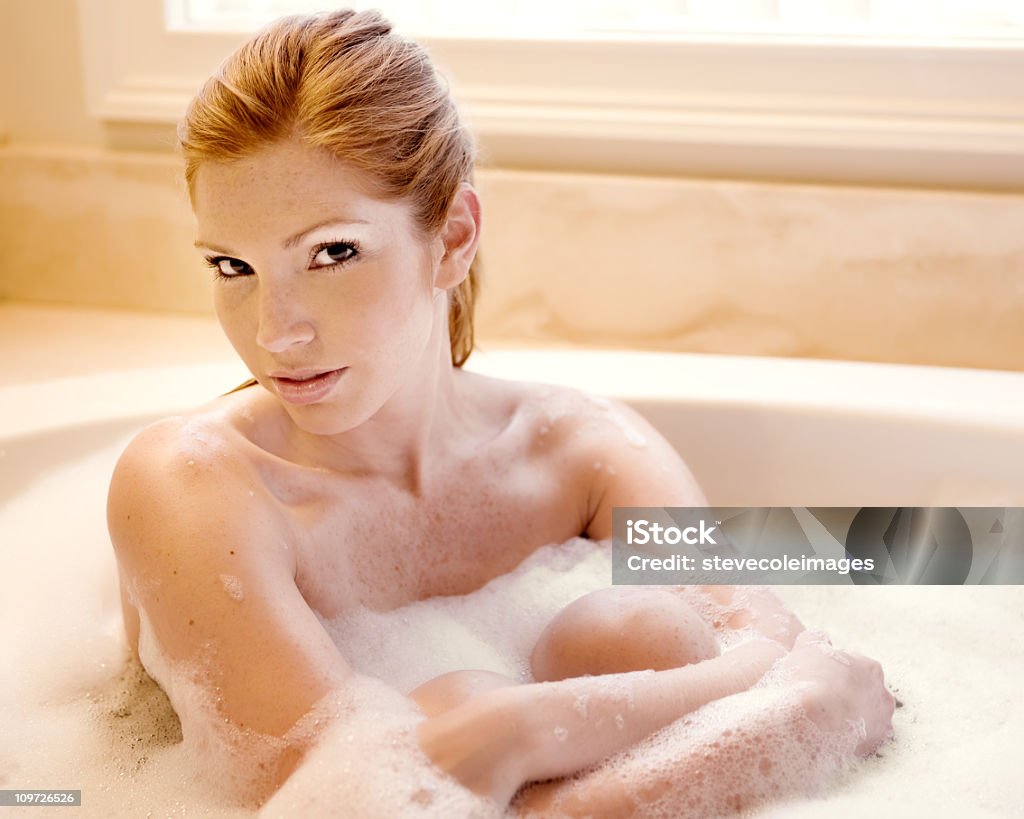 Mujer sentada en baño de burbujas - Foto de stock de Adulto libre de derechos