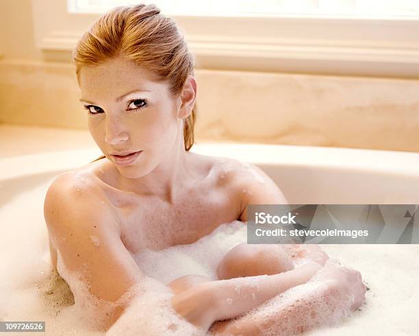 Mujer Sentada En Baño De Burbujas Foto de stock y más banco de imágenes de Adulto - Adulto, Adulto joven, Bañera