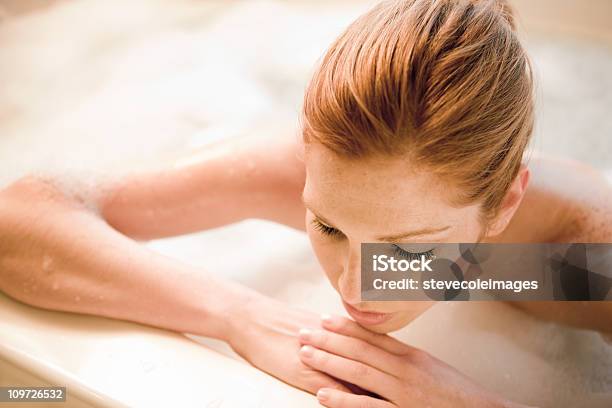 Mujer En Baño De Burbujas Foto de stock y más banco de imágenes de Adulto - Adulto, Adulto joven, Bañera