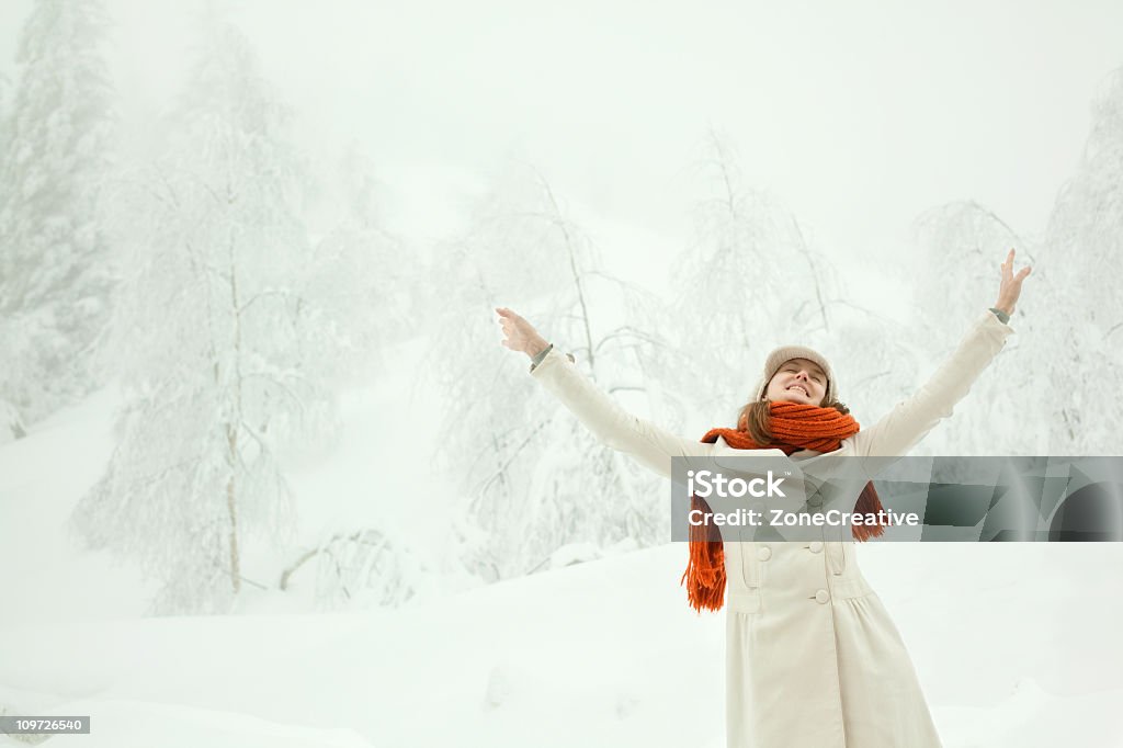 Piękny szczęśliwy Dziewczyna wolność uśmiech Portret zimowy odkryty z - Zbiór zdjęć royalty-free (Biały)