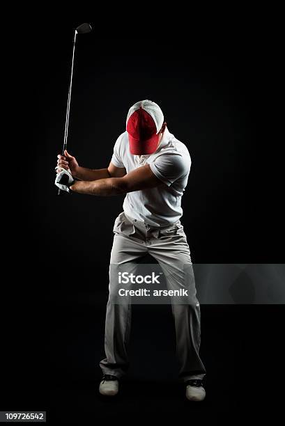 Retrato De Homem Clube De Golfe De Emergência Isolada No Preto - Fotografias de stock e mais imagens de Golfe