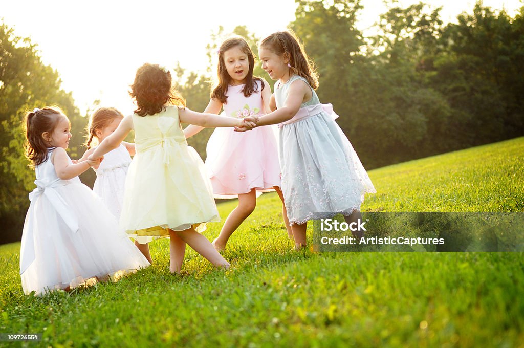 Pięć dziewczyny trzymając się za ręce w okrąg i przędzenia - Zbiór zdjęć royalty-free (4 - 5 lat)