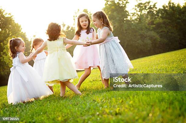 Pięć Dziewczyny Trzymając Się Za Ręce W Okrąg I Przędzenia - zdjęcia stockowe i więcej obrazów 4 - 5 lat