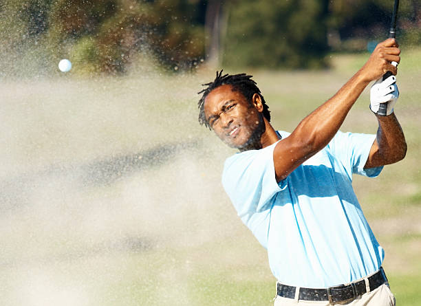 african american golfista podczas gry w golfa - golf golf swing men professional sport zdjęcia i obrazy z banku zdjęć