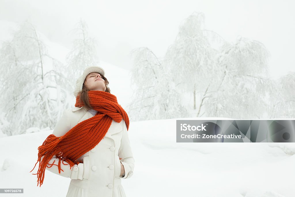Belle fille de la liberté que vous détendre en plein air avec portrait d'hiver - Photo de Adulte libre de droits