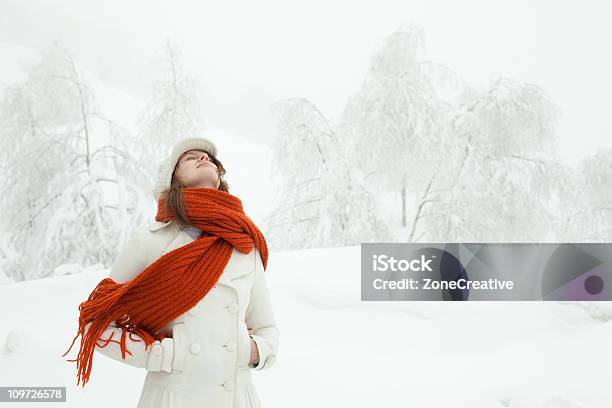 Photo libre de droit de Belle Fille De La Liberté Que Vous Détendre En Plein Air Avec Portrait Dhiver banque d'images et plus d'images libres de droit de Adulte